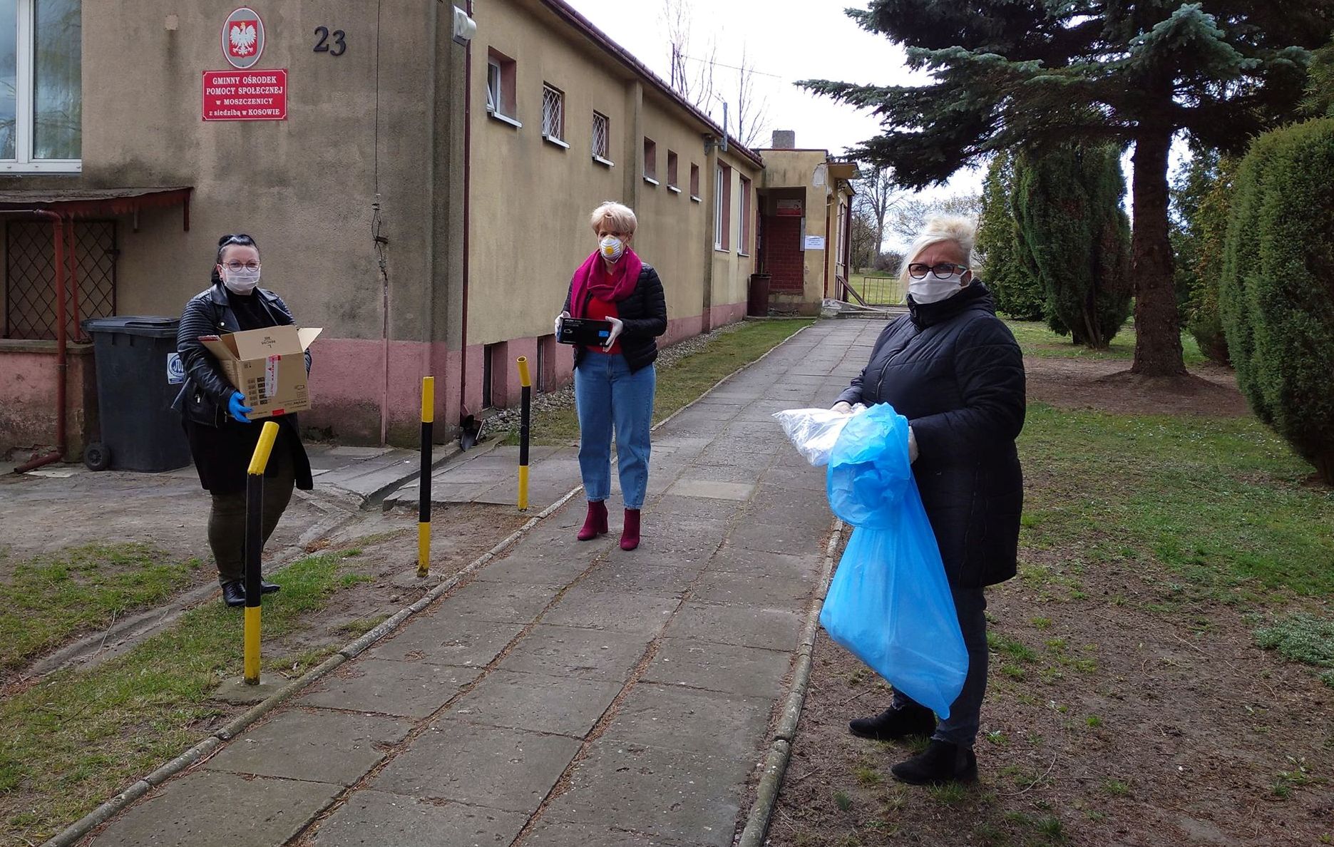 Samorządowcy ufundowali maseczki  i rękawiczki dla pracowników GOPS-u i GZOZ-u