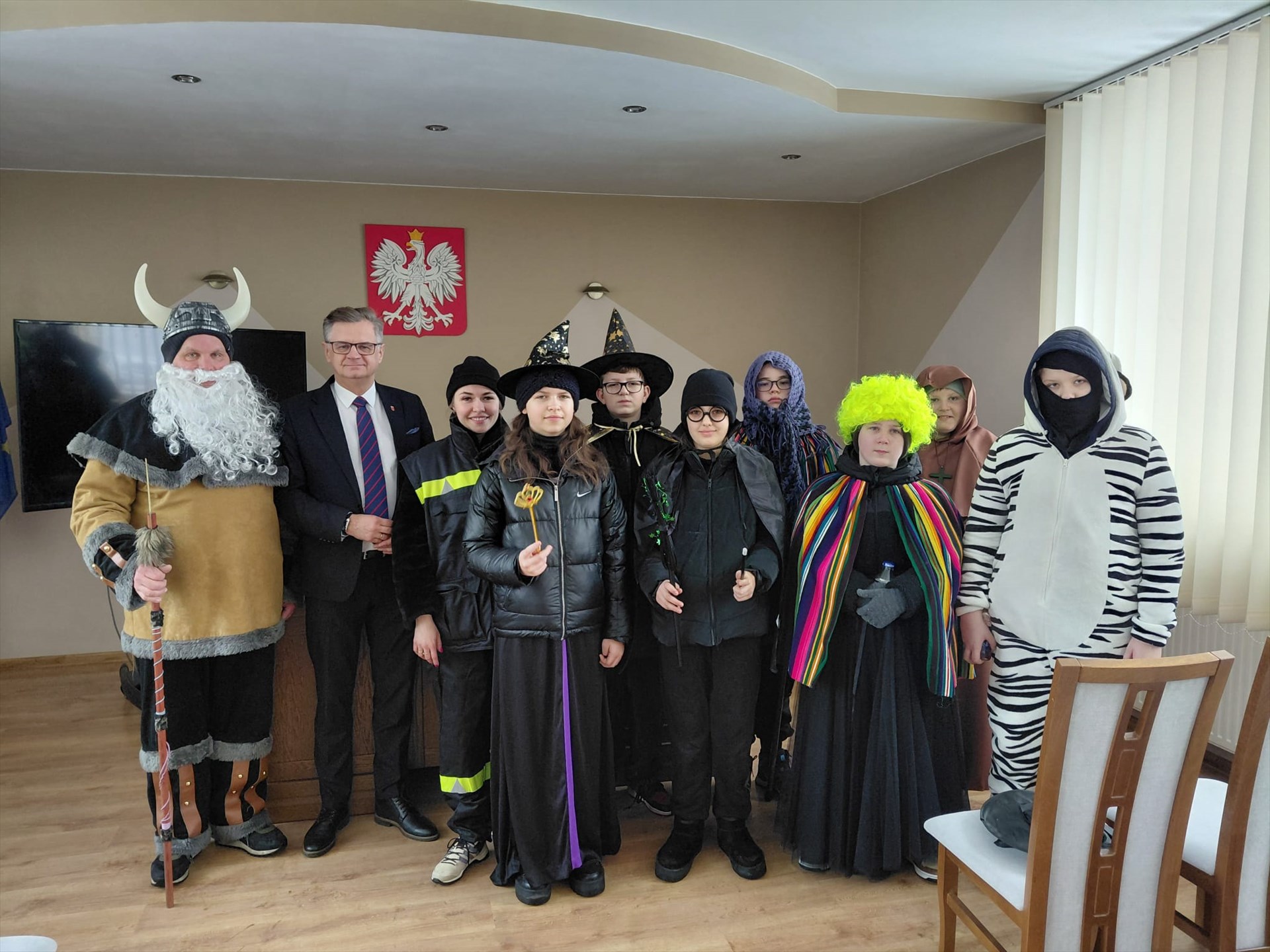 Ostatkowa tradycja podtrzymana – wizyta przebierańców w Urzędzie Gminy w Moszczenicy
