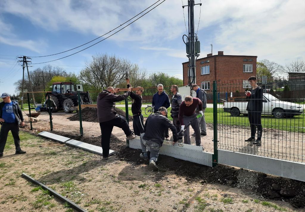 Postawili płot, posprzątali las 
