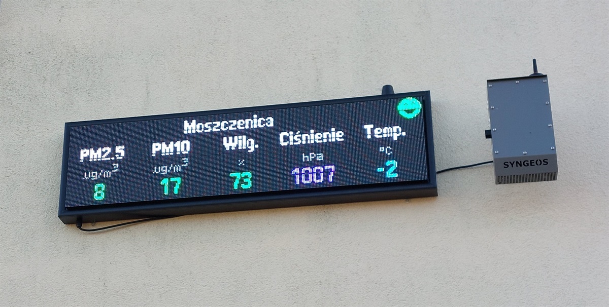 Czujnik badający jakość powietrza na budynku Gminy!
