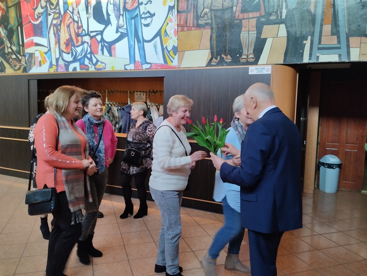 Dzień Kobiet z humorem i sztuką