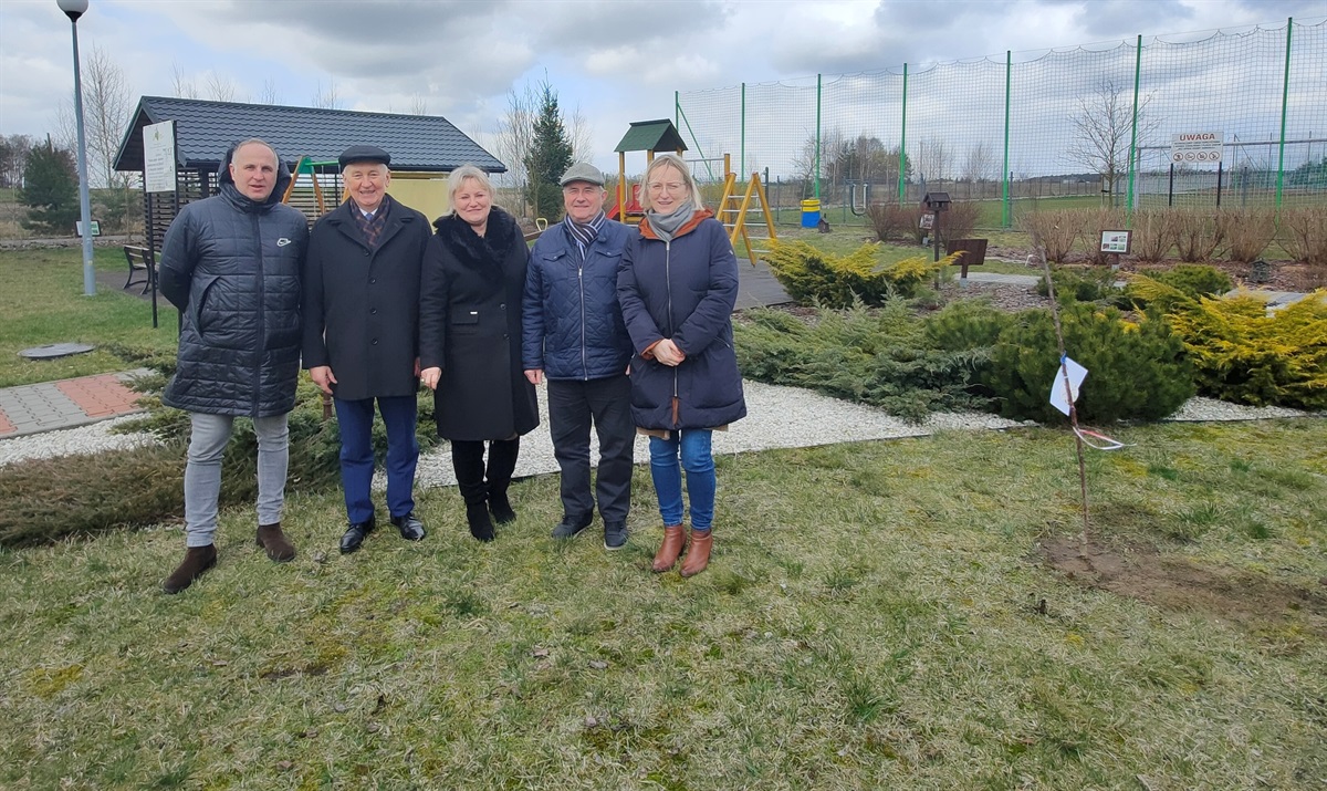 Zasadzono pamiątkowe jabłonki