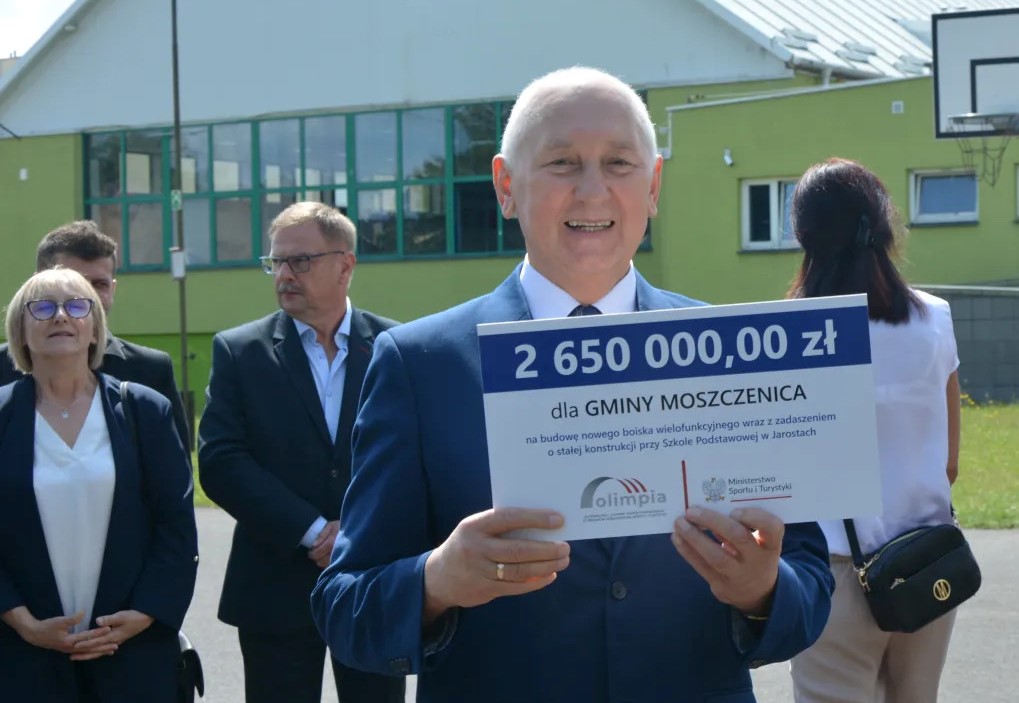 2 650 000 zł na budowę hali w Jarostach