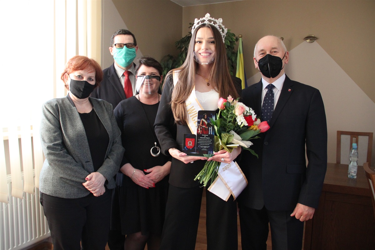 Jedna z najpiękniejszych Polek odwiedziła Urząd Gminy w Moszczenicy