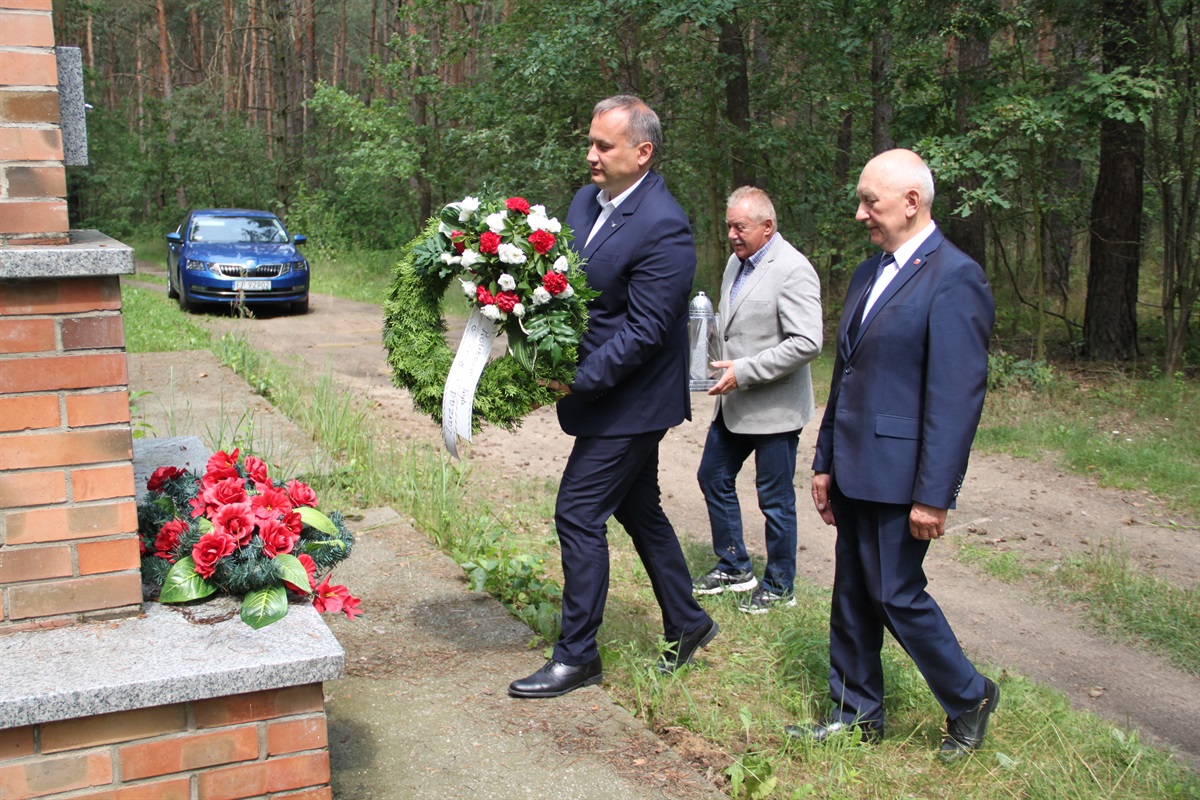 W hołdzie bohaterskim mieszkańcom wsi