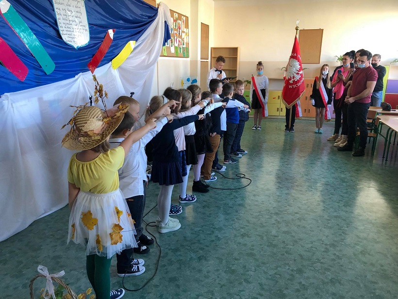 Ślubowanie pierwszaków ze Szkoły Podstawowej im. Janusza Korczaka w Babach