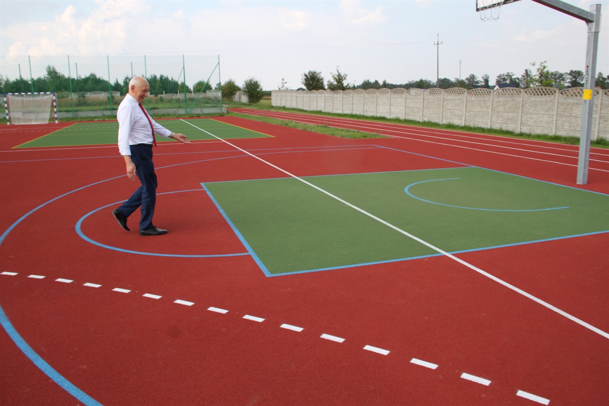 Budowa boiska wielofunkcyjnego przy Szkole Podstawowej w Jarostach