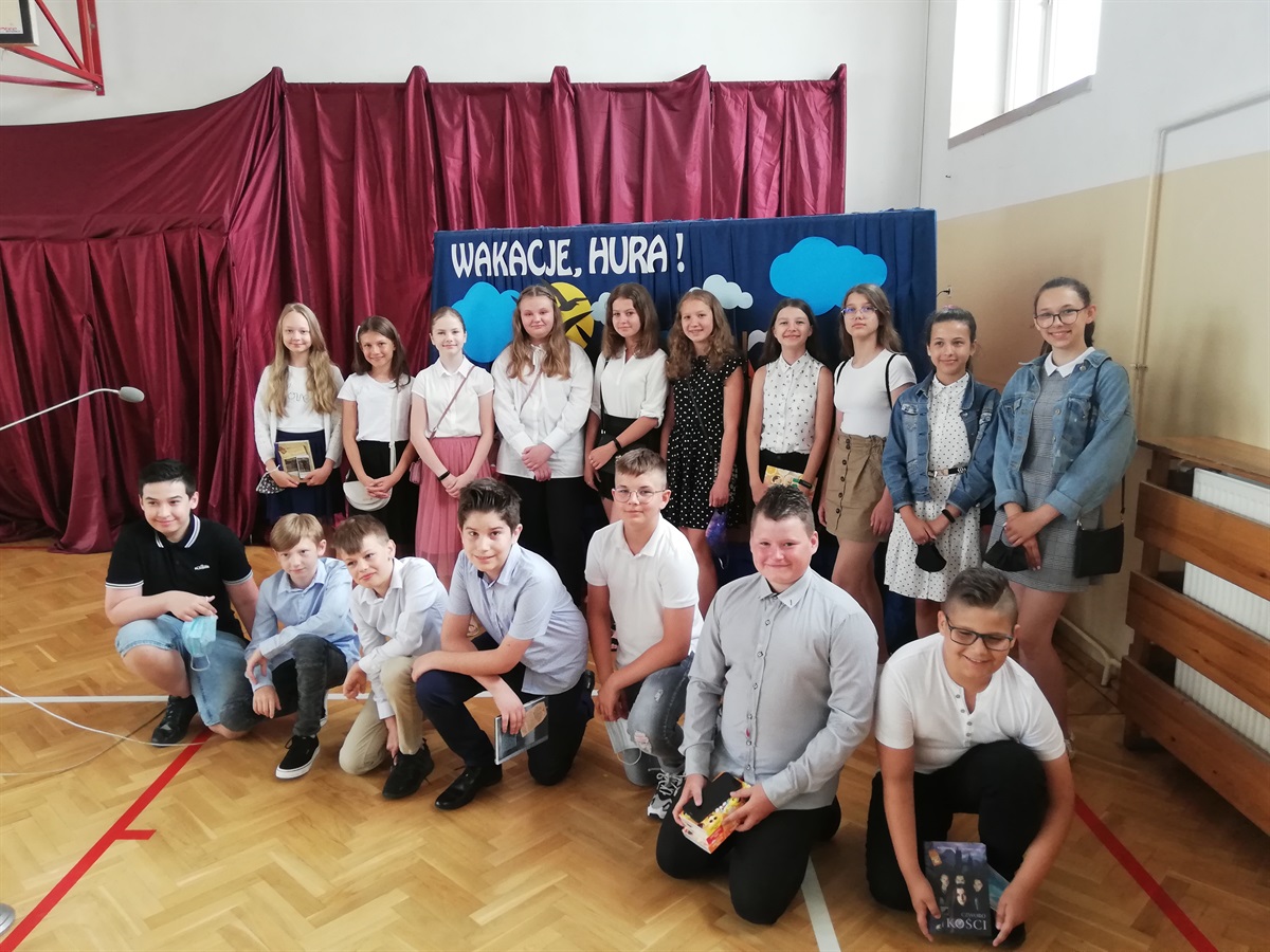 Uczniowie SP w Srocku otrzymali świadectwa i pomogli