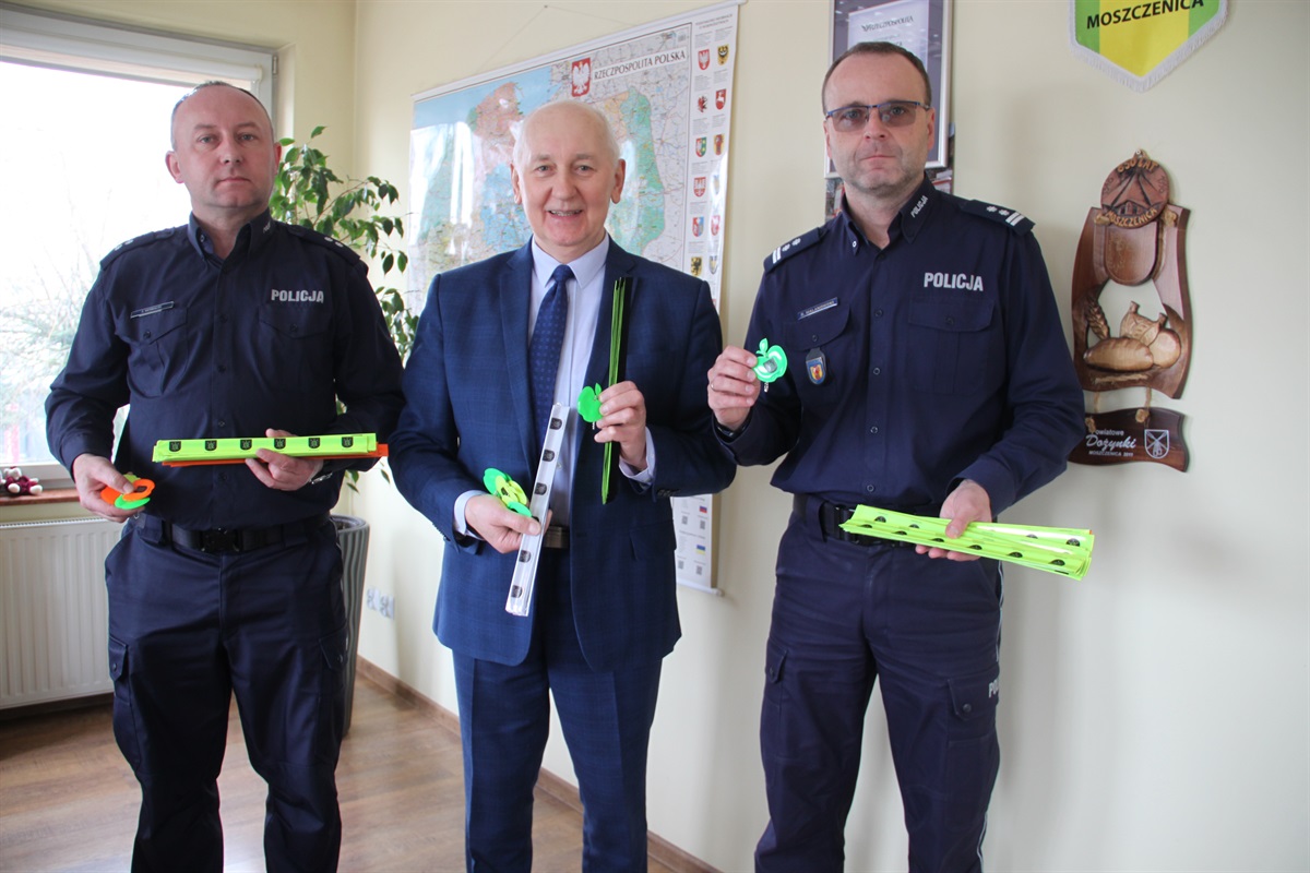 Gmina Moszczenica przekazała ponad 400 odblasków. Będą je rozdawać policjanci