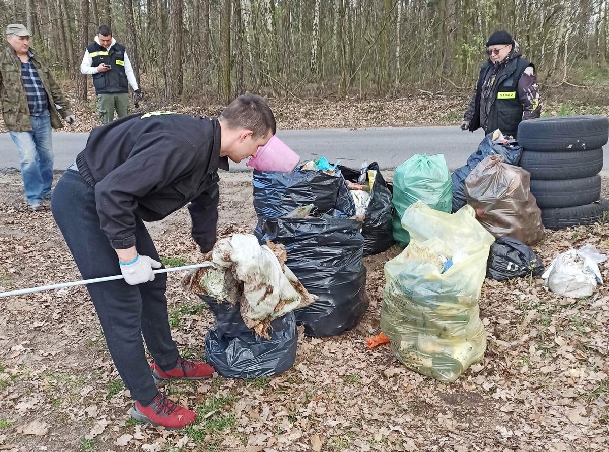 Strażacy z OSP Podolin posprzątali okoliczne lasy