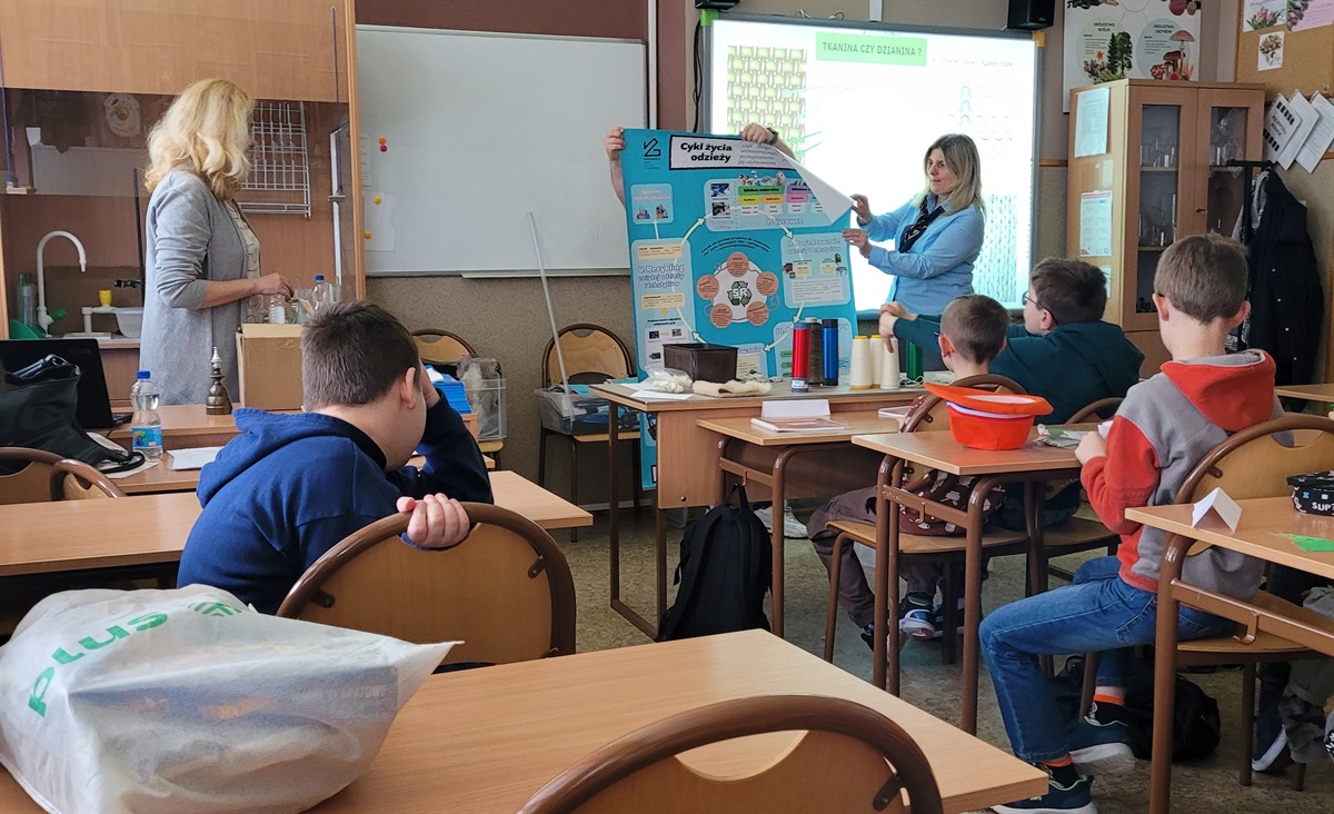 Warsztaty włókiennicze w Szkole Podstawowej im. Janusza Korczaka w Babach